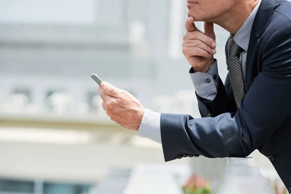 Bijgesneden Afbeelding Van Succesvol Ondernemer Met Smartphone Tijd Doorbrengen Dak — Stockfoto