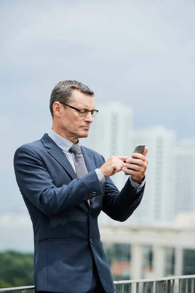 Ernstige Rijpe Zakenman Lezen Bericht Zijn Smartphone — Stockfoto