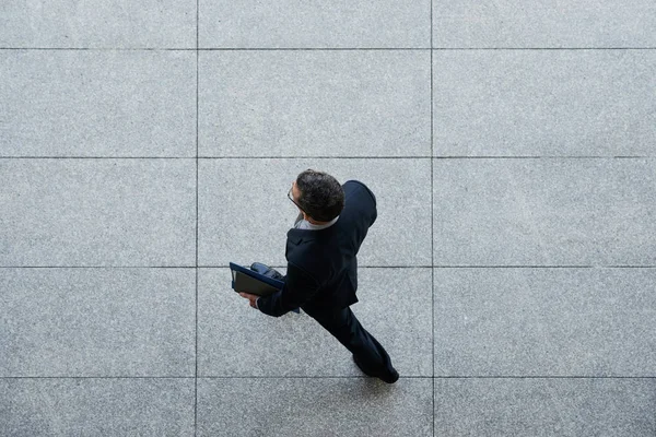 フォルダーの上を歩くビジネスマン タイル張りの床 上からの眺め — ストック写真
