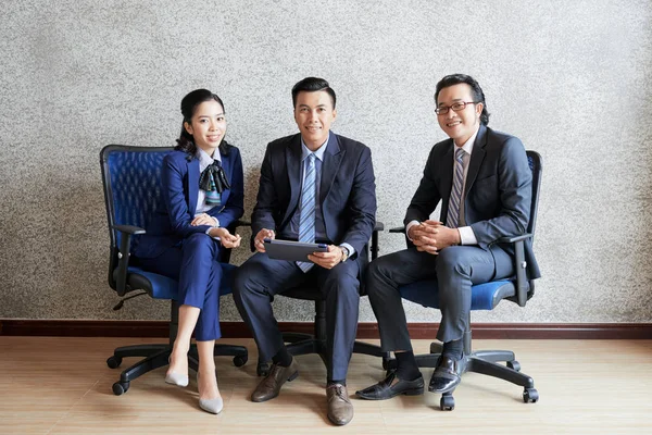 Fröhliche Asiatische Männer Und Frauen Formellen Outfits Sitzen Zusammen Und — Stockfoto