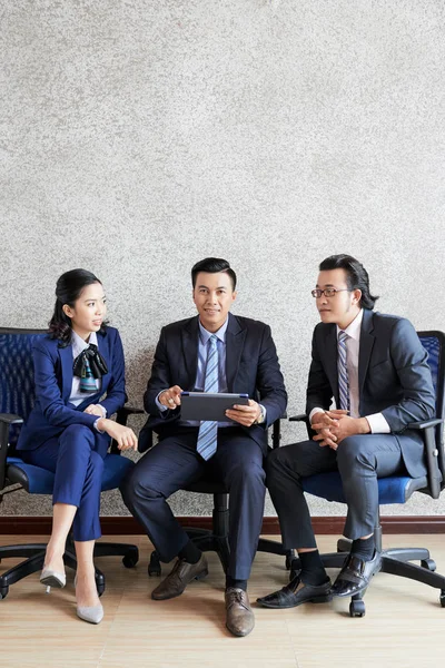 Modernos Hombres Mujeres Asiáticos Adultos Reuniéndose Sentados Sillas Hablando — Foto de Stock