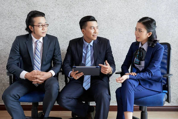 Moderne Elegante Asiatische Männer Und Frauen Anzügen Sitzen Mit Tablet — Stockfoto