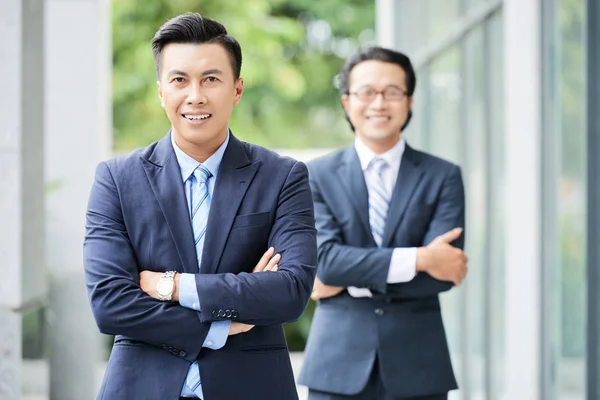 Lächelnde Elegante Asiatische Männer Formellen Anzügen Die Mit Freien Gekreuzten — Stockfoto