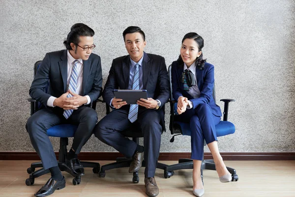 Elegante Asiatische Frau Und Männer Sitzen Zusammen Auf Bürostühlen Mit — Stockfoto