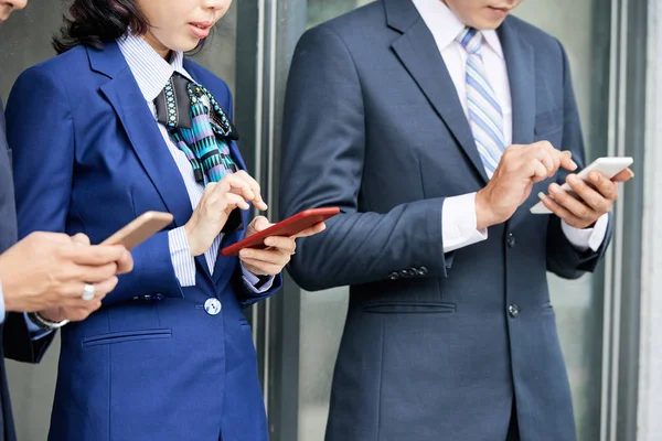 Tiro Colheita Empresários Modernos Elegantes Ternos Livre Usando Smartphones — Fotografia de Stock
