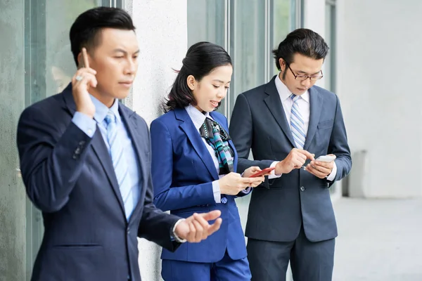 Jonge Aziatische Vrouw Mannen Permanent Buiten Straat Gebruik Van Telefoons — Stockfoto