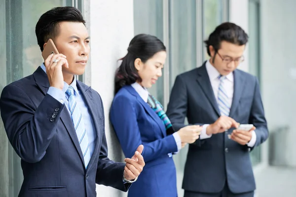 Grupp Asiatiska Män Och Kvinna Använder Telefoner Utomhus Står Tillsammans — Stockfoto