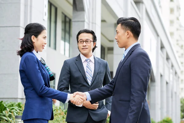 Seitenansicht Asiatischer Mann Und Frau Beim Händeschütteln Während Sie Mit — Stockfoto