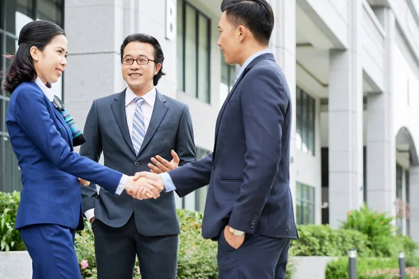 Erwachsene Asiatische Mann Und Frau Schütteln Hände Mit Lächelnden Kollegen — Stockfoto