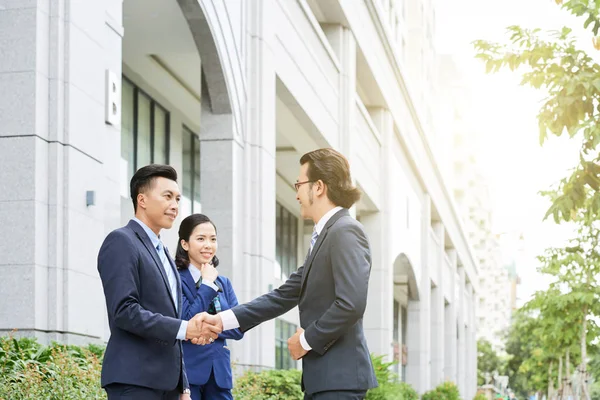 Sidovy Asiatiska Affärsmän Skakar Händer Gatan Med Unga Kvinnliga Kollega — Stockfoto