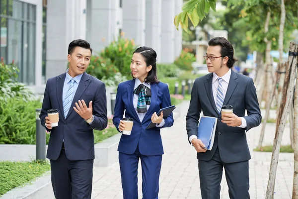 Groupe Jeunes Hommes Femmes Asiatiques Modernes Costumes Formels Prenant Café — Photo