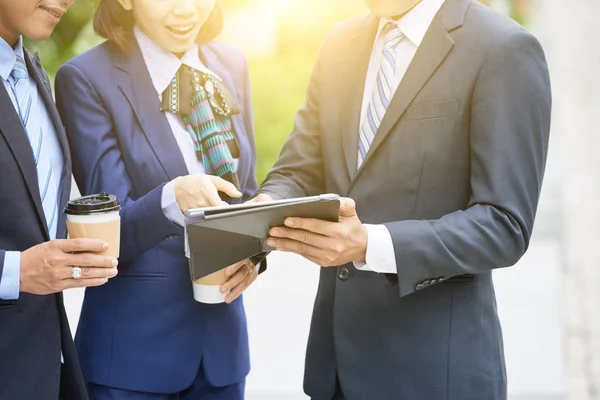 Schnappschuss Von Modernen Eleganten Männern Und Frauen Die Mit Kaffee — Stockfoto