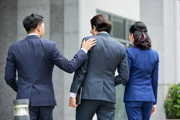 Vista Trasera Elegantes Hombres Mujeres Moda Trajes Caminando Juntos Calle — Foto de Stock