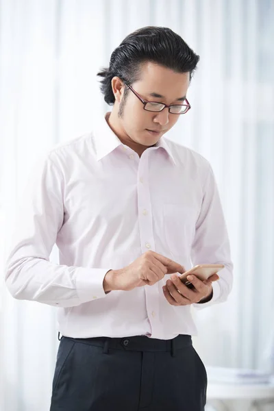 Joven Hombre Negocios Asiático Gafas Con Smartphone Pie Luz Del — Foto de Stock