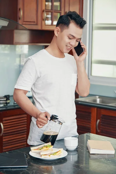 Young Asian Man Speaking Phone Kitchen Home Pouring Coffee Breakfast — Stock Photo, Image