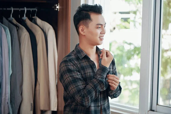 Casual Guapo Hombre Asiático Con Camisa Cuadros Casa Vistiéndose Cerca — Foto de Stock