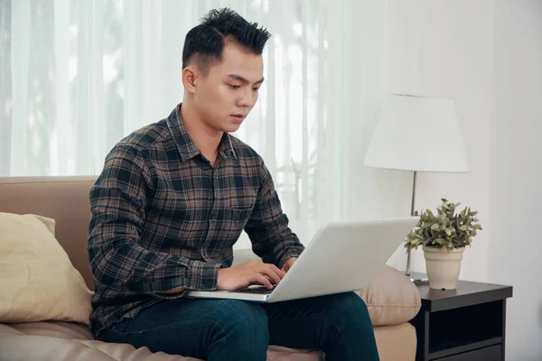 Casual Moderno Asiático Homem Usando Laptop Sofá Casa Trabalhando Com — Fotografia de Stock