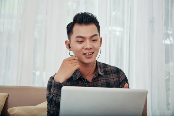 Jovem Asiático Fones Ouvido Falando Laptop Tendo Chamada Vídeo Enquanto — Fotografia de Stock