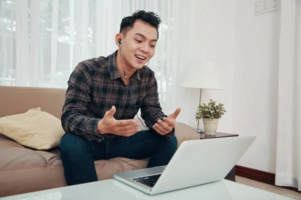 Ung Casual Asiatisk Man Soffan Hemma Talar Videosamtal Med Laptop — Stockfoto