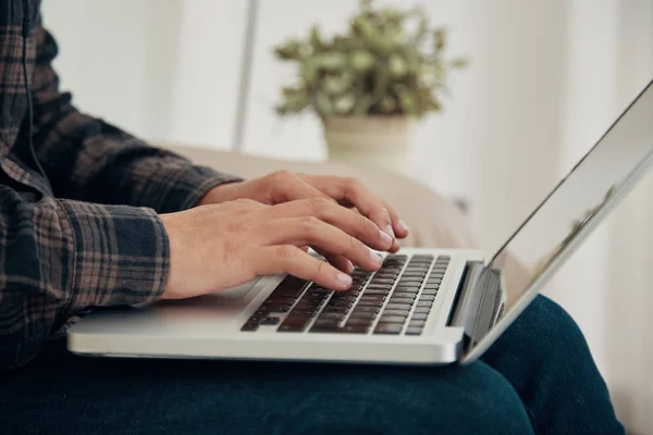 Schnittansicht Eines Mannes Der Mit Laptop Auf Knien Sitzt Und — Stockfoto