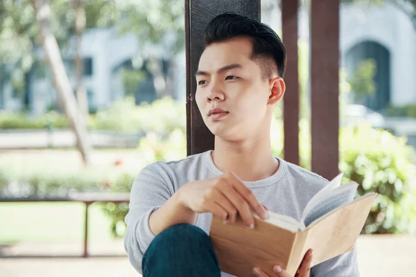 Atraente Ásia Homem Casual Roupa Segurando Interessante Livro Olhando Para — Fotografia de Stock