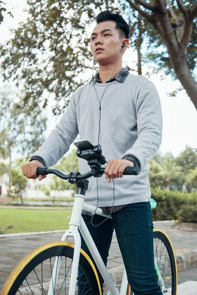 Hombre Asiático Guapo Con Smartphone Montura Manillar Escuchando Música Mientras — Foto de Stock