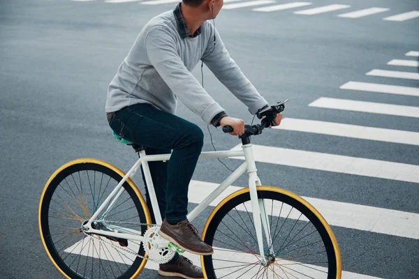 Side View Anonymous Man Riding Bicycle City Road Listening Good — Stock Photo, Image