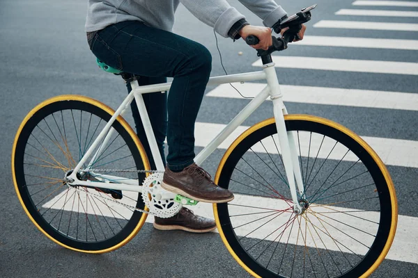 Sidovy Oigenkännlig Kille Casual Outfit Ridning Cykel Med Smartphone Styret — Stockfoto