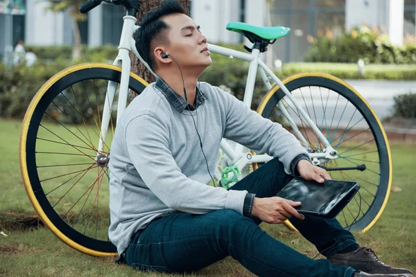 Atractivo Hombre Asiático Sosteniendo Tableta Escuchando Buena Música Los Auriculares — Foto de Stock