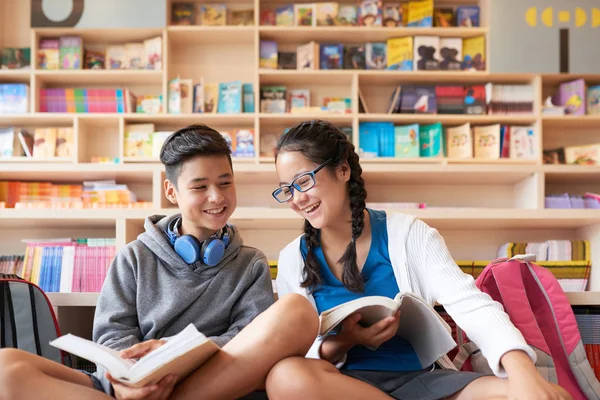 Adolescente Ragazzo Ragazza Seduto Biblioteca Possesso Libri Sorridente Scaffali Sfondo — Foto Stock