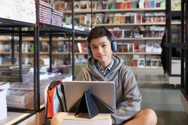 Mladý Student Chlapce Který Seděl Podlaze Knihovny Batoh Tabletu Sluchátka — Stock fotografie