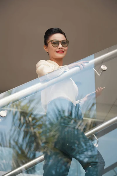 Wunderschöne Asiatische Geschäftsfrau Schönen Eleganten Kleidern Und Sonnenbrille Die Treppe — Stockfoto