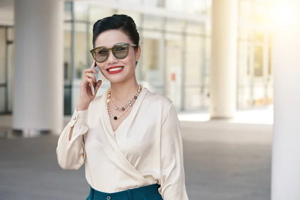Felizmente Sorrindo Bela Mulher Asiática Blusa Branca Óculos Sol — Fotografia de Stock