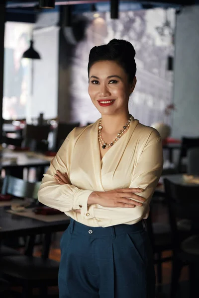 Linda Mulher Asiática Elegante Blusa Leve Colar Com Braços Dobrados — Fotografia de Stock