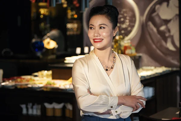 华丽快乐的亚洲女人在白色的衬衫站在折叠的手臂在咖啡馆 — 图库照片