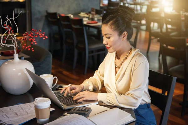 Prachtige Jonge Aziatische Zakenvrouw Laptop Toetsenbord Zitten Aan Elegante Donkere — Stockfoto