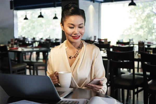 Vrolijke Vrij Aziatische Zakenvrouw Aan Restaurant Tafel Zitten Met Laptop — Stockfoto