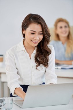 ofiste çalışan ve gülümseyen iş kadınları 