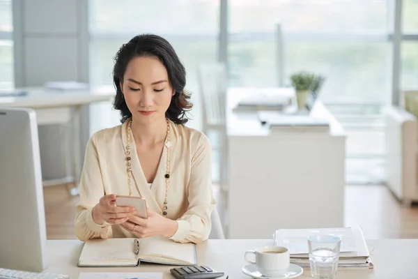 Selbstbewusste Geschäftsfrau Büro Tisch Mit Papieren Und Handy — Stockfoto