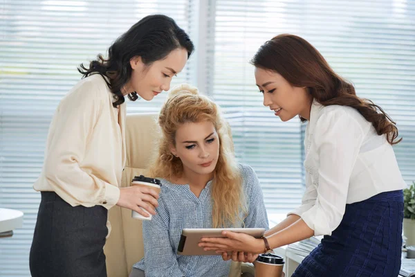 Affärskvinnor Arbetar Office Och Med Digital Tablett — Stockfoto