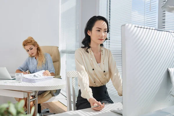 Деловые Женщины Работающие Офисе Компьютерами — стоковое фото
