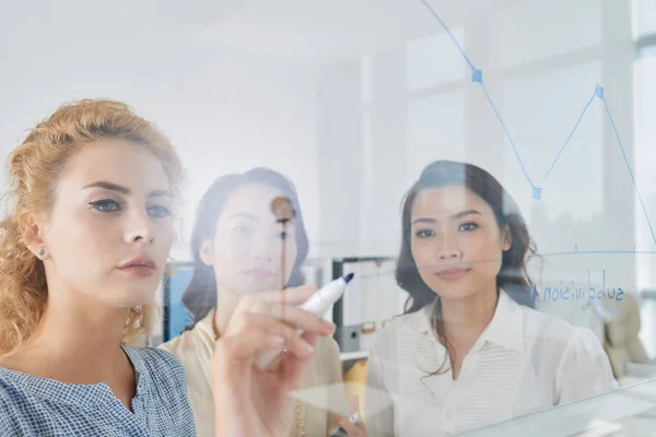 Geschäftsfrauen Arbeiten Büro Glasfenster Mit Statistik — Stockfoto