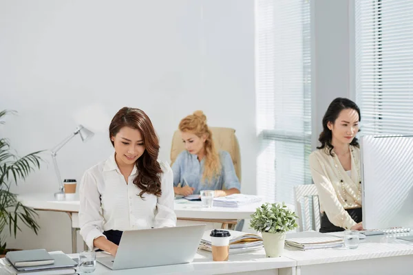 Empresarias Exitosas Que Trabajan Oficina Trabajando Escritorios — Foto de Stock