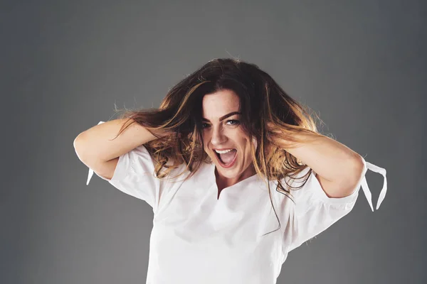 Atractiva Joven Mujer Desordenando Cabello Mirando Cámara — Foto de Stock