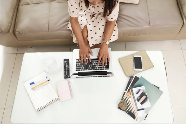 Kreativ Kvinna Som Arbetar Laptop Hemma Från Ovan — Stockfoto