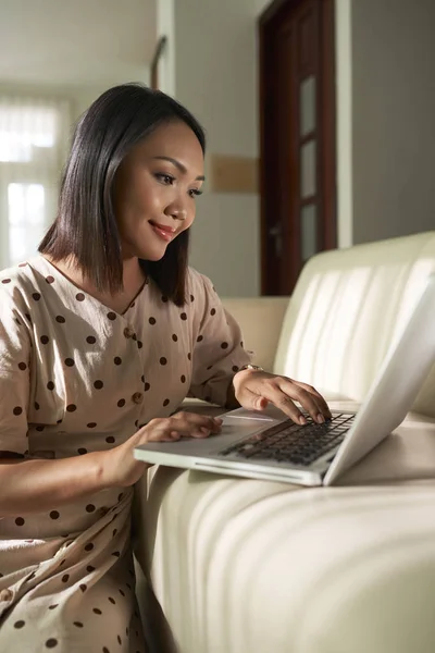 Attraktivt Leende Asiatisk Affärskvinna Arbetar Bärbar Dator Hemma — Stockfoto