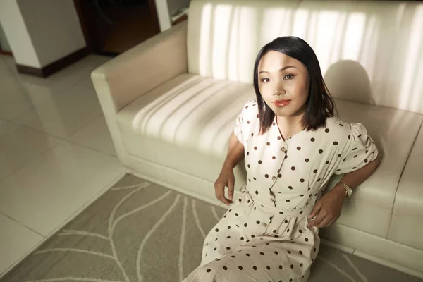 Adorável Atraente Jovem Mulher Gostando Descansar Casa — Fotografia de Stock