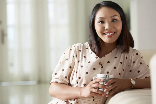 Retrato Una Hermosa Joven Asiática Con Taza Café Mirando Cámara —  Fotos de Stock