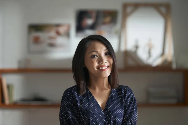 Retrato Atractiva Mujer Asiática Sonriente Mirando Cámara —  Fotos de Stock