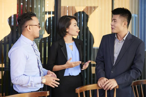 Equipo Empresarial Vietnamita Discutiendo Nuevas Ideas Para Desarrollo Empresa — Foto de Stock